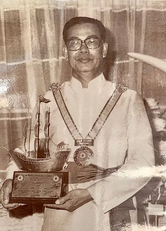 杨海泉博士 (DR. UTAI YOUNGPRAPAKORN)